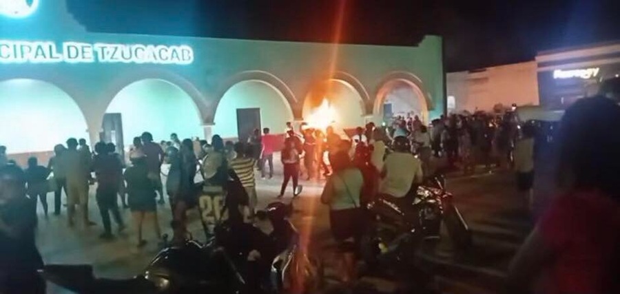 Queman el palacio de Tzucacab: pedían justicia para un joven muerto en la cárcel y el alcalde se escondió