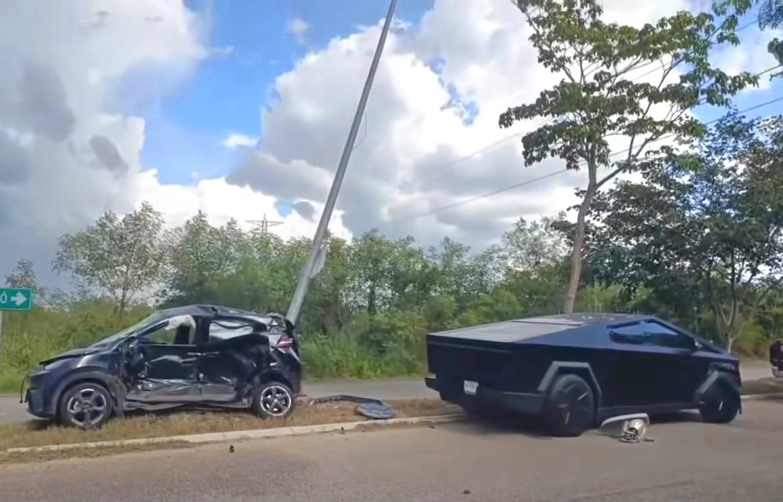 Imprudente conductor se vuela un alto con su auto eléctrico y lo chocan por un Tesla cybertruck