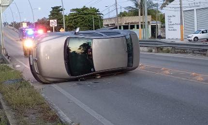 Ebrio conductor vuelca bajando el puente de Tixkokob, lo detienen cuando se daba a la fuga