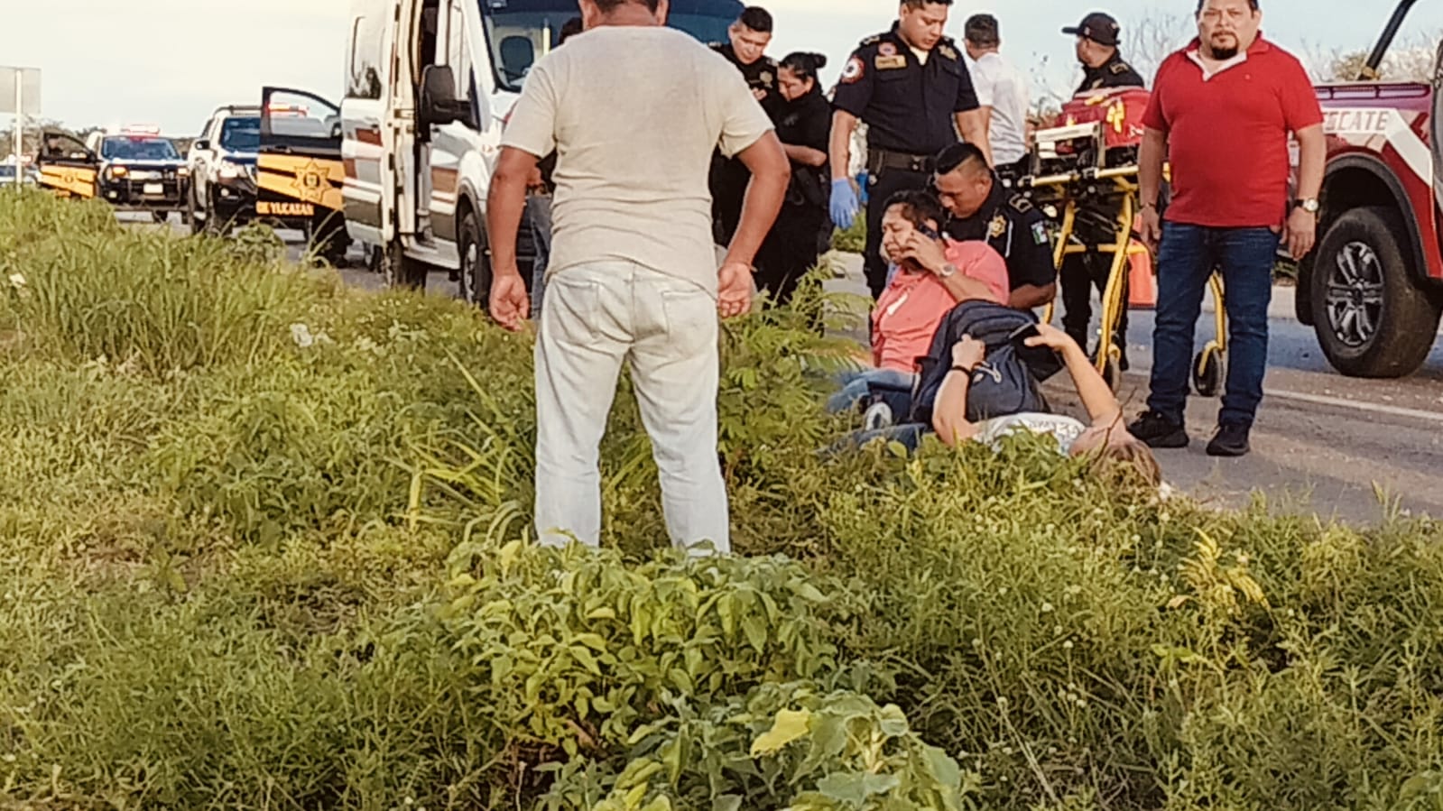 Taxi de Motul vuelca cerca del entronque a Baca: hubo cinco lesionados