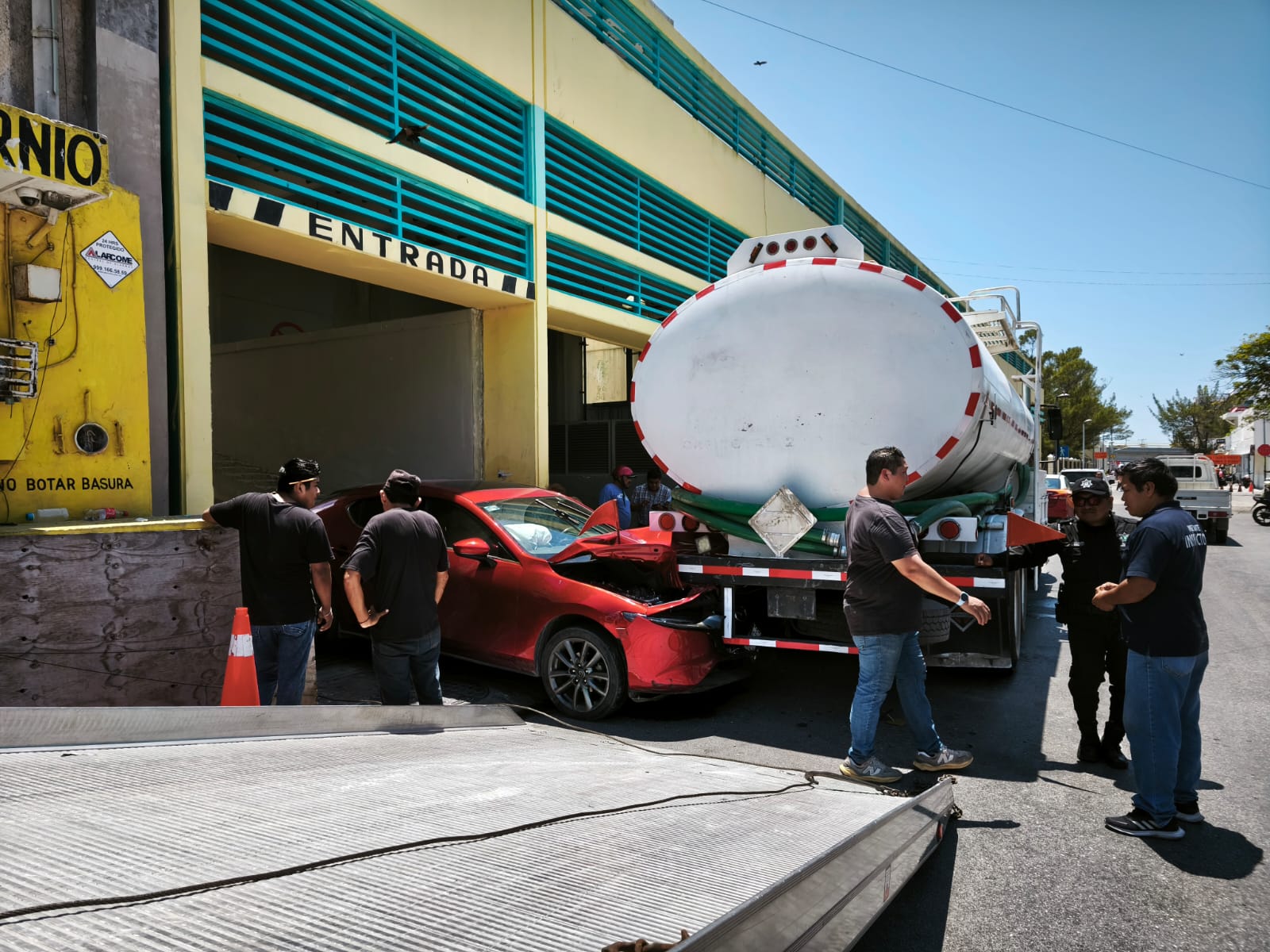 Por campechanear choca su Mazda en el mercado municipal de Progreso