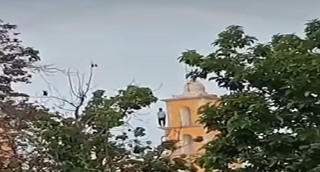 Drogado campechano trepa a la torre de la iglesia de Halachó y amenaza con tirarse al vacío
