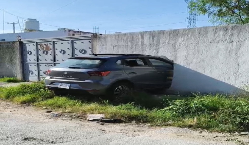 Dormita, choca su Fiat y queda atorado en una barda en Polígono 108
