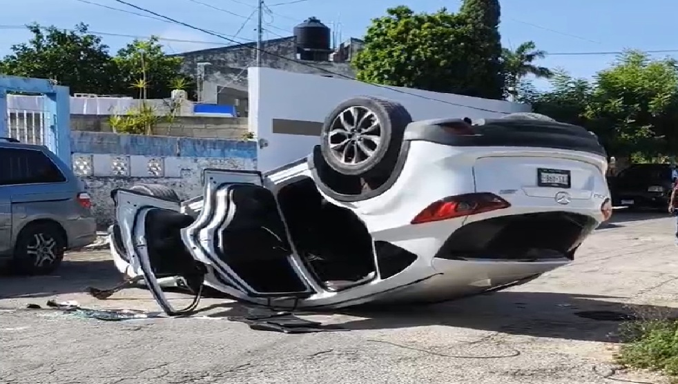 Un automovilista choca contra una camioneta estacionada y vuelca en la Emiliano Zapata Oriente