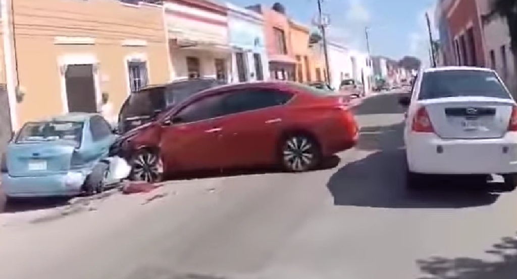 Dormita al volante y choca contra un Attitude en el centro de Mérida