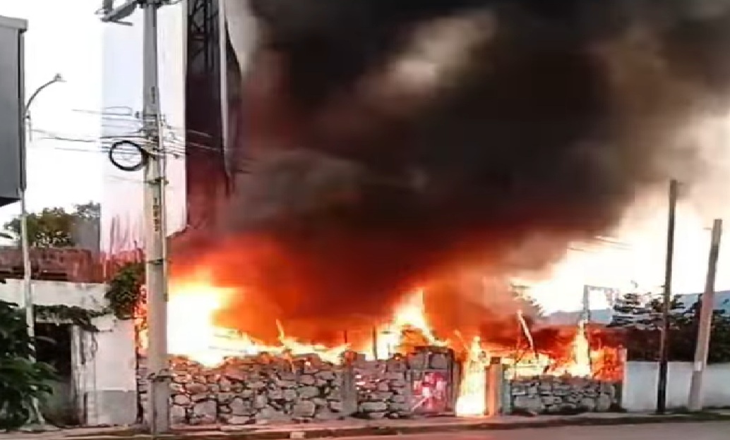 Se incendia una casa en circuito colonias, a un costado de la plaza comercial El Patio