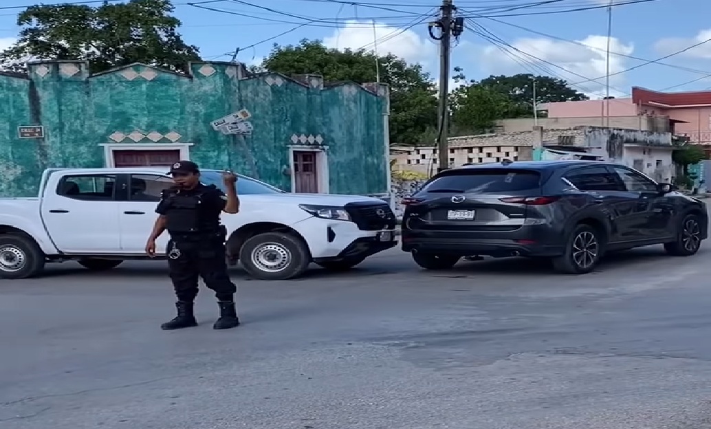 Se vuela un alto y choca su Nissan contra una camioneta Mazda en calles de Ticul