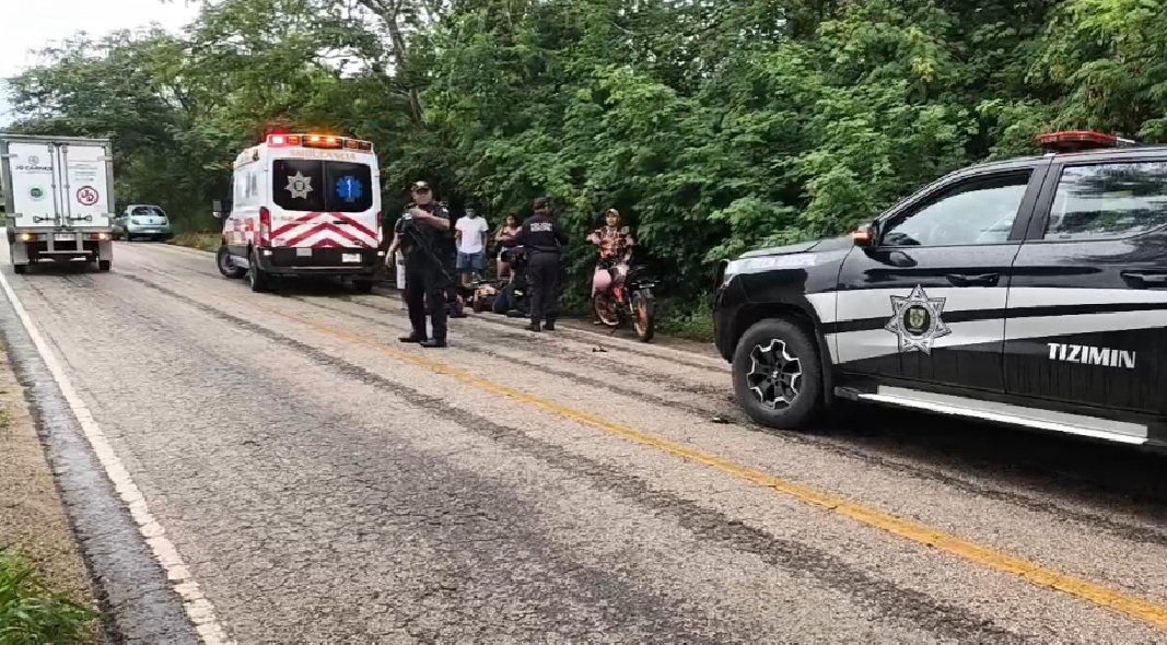 Un motociclista cae en un bache, derrapa en la carretera mojada y lesiona en la vía Tizimín- Kikil