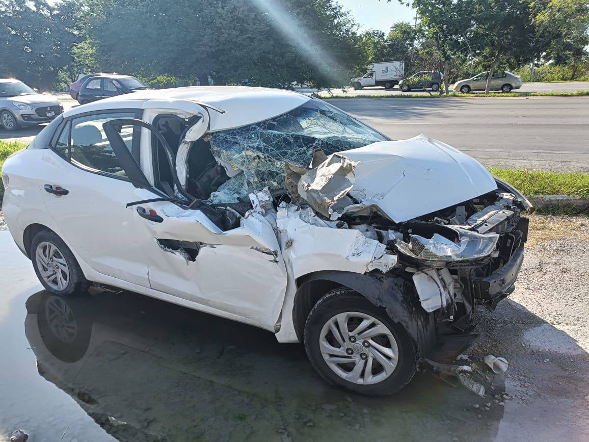 Un automovilista choca contra un camión de carga en el periférico de Mérida