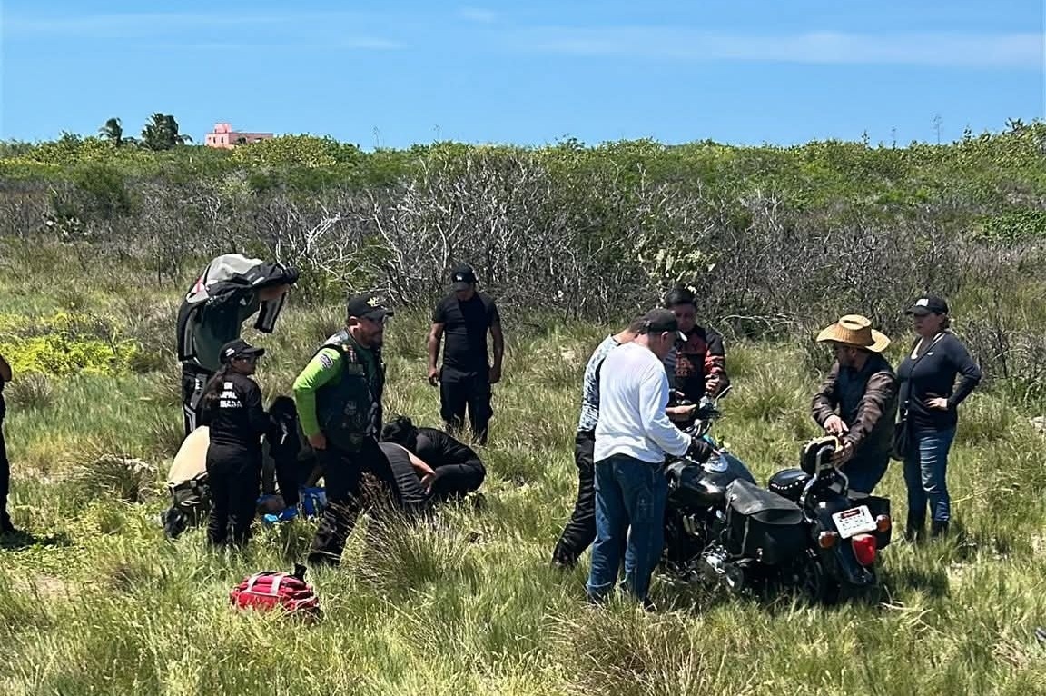 Una pareja de motociclistas terminan lesionados en la carretera costera San Crisanto- Chabihau.