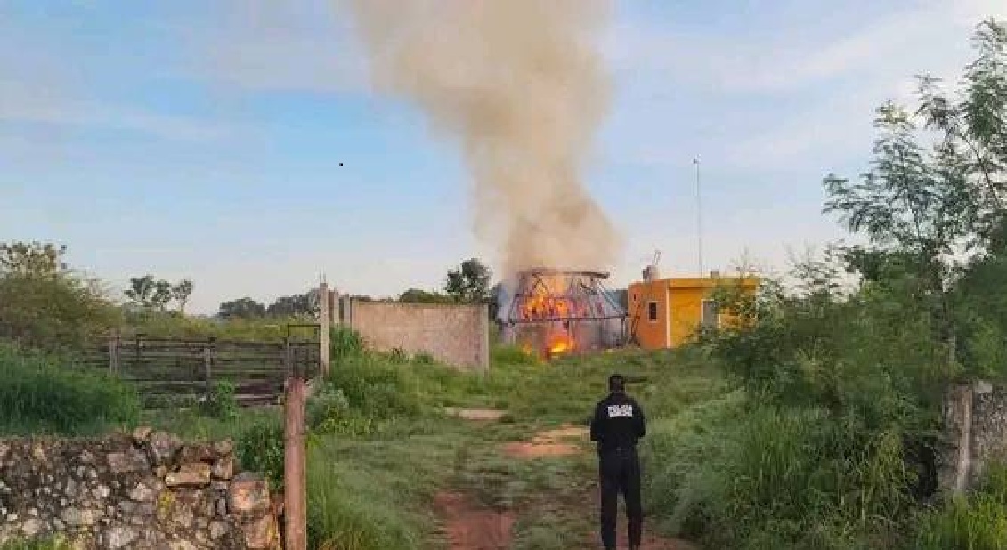 Ajuste de cuentas o llamada de atención: Le prenden fuego a una palapa del exalcalde de Izamal, Warnel May