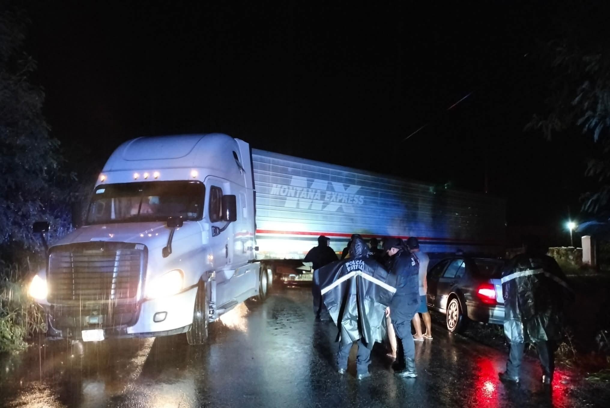 Un conductor choca con un tráiler en la vía Motul- Telchac y vive para contarlo