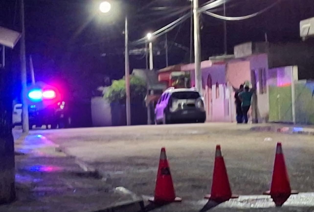 Un motociclista balea una camioneta en el fraccionamiento Los Reyes en Tizimín