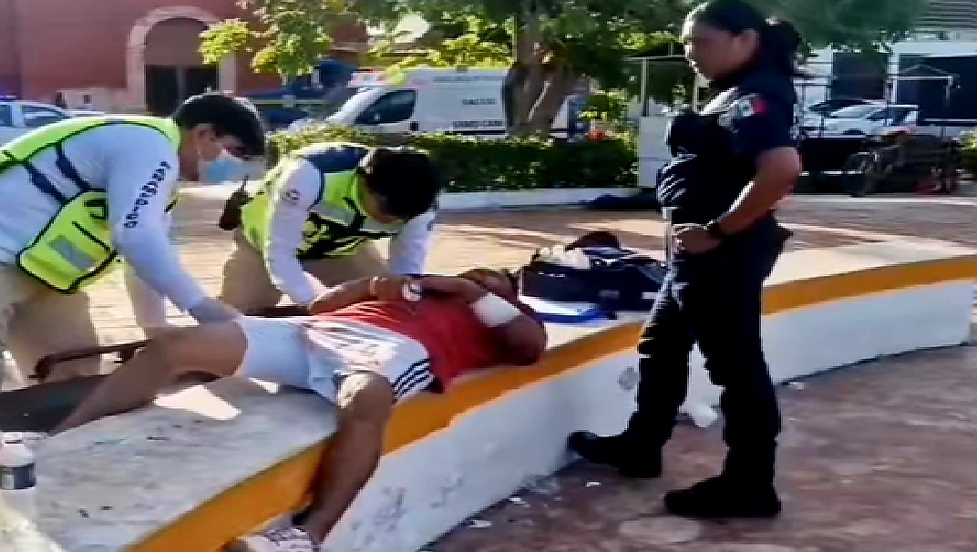 Hallan a un hombre herido y ensangrentado frete una escuela primaria en Campeche