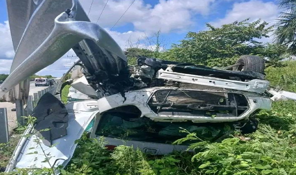 Ambulancia del IMSS de Valladolid termina incrustada en una barra metálica: Hay dos lesionados