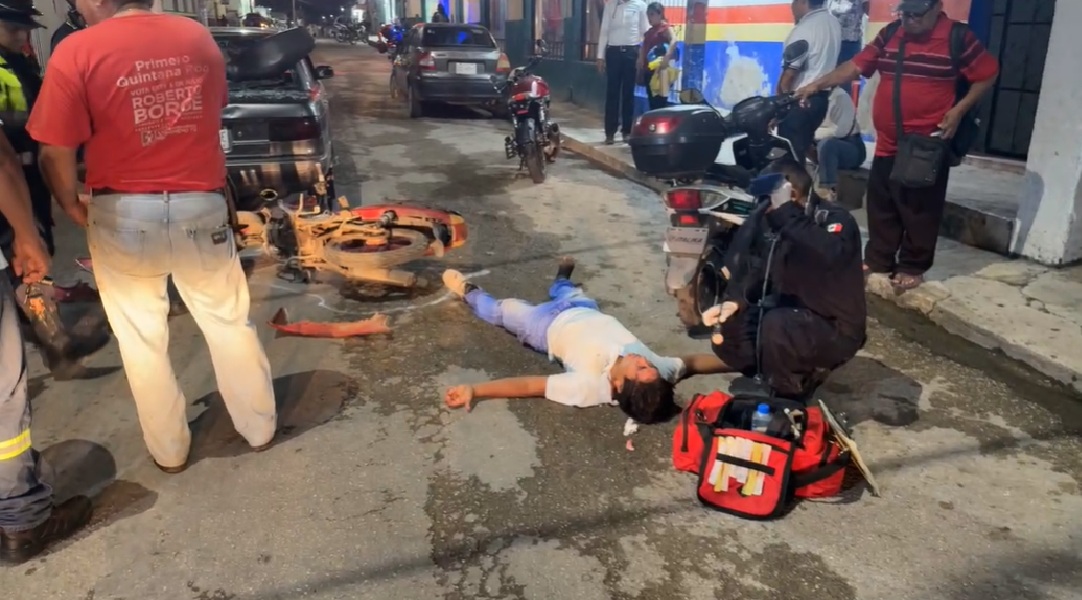 Rápido y furioso motociclista choca contra la parte trasera de un vehículo en Tizimín