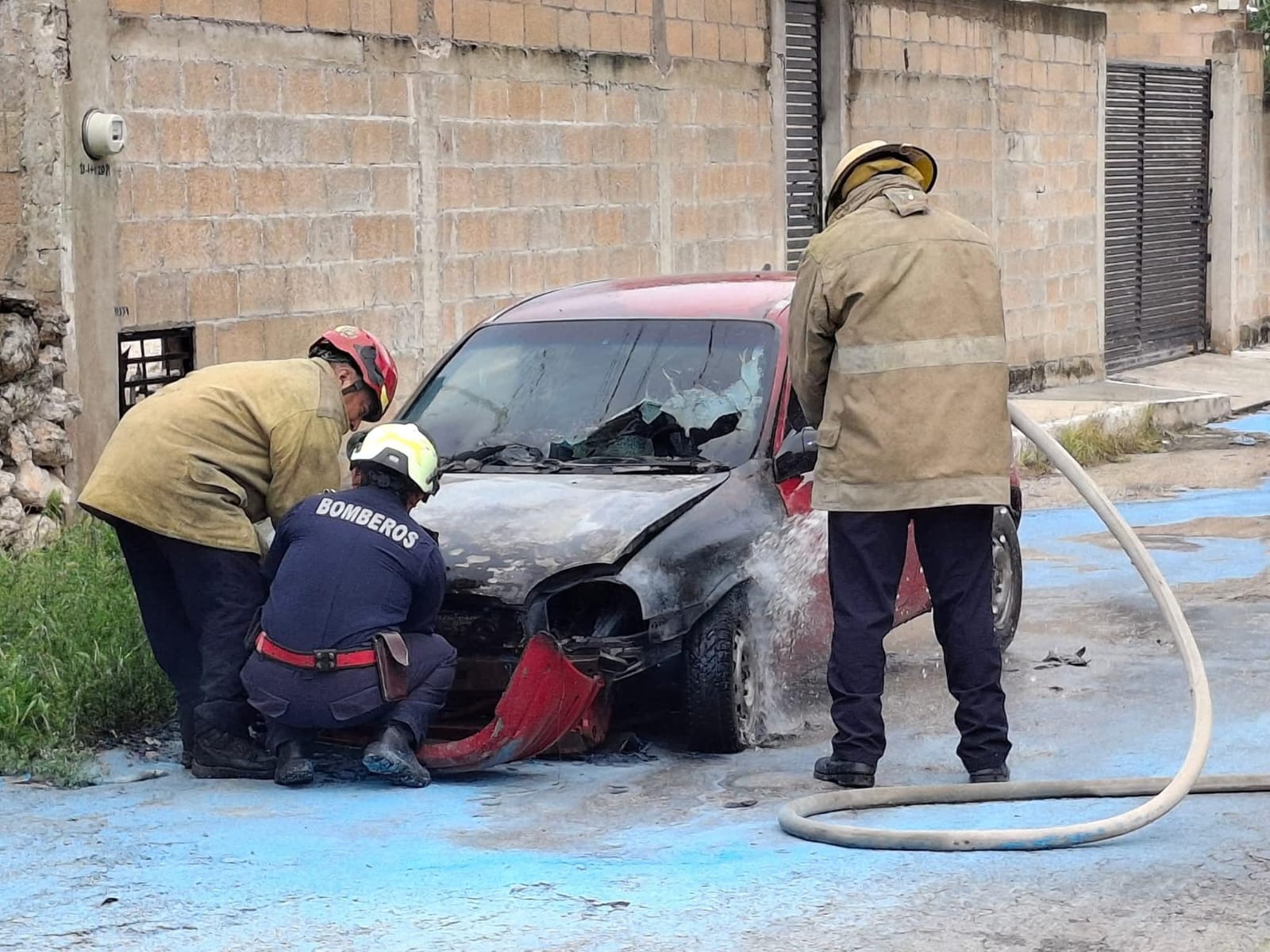 De un cortocircuito se quema su automóvil Chevy en calles de Tizimín