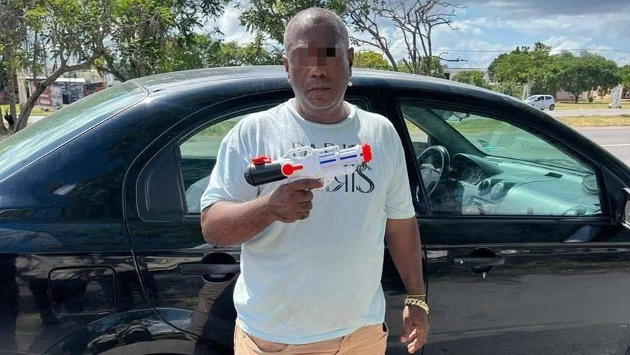 En Cuba se moría de hambre: en Mérida se divierte mojando a la gente con una pistola de agua