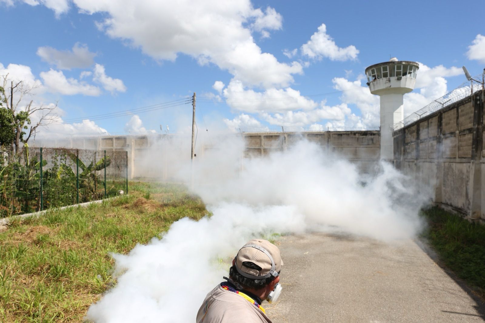 SSY fumiga y elimina criadero de moscos en el Cereso de Mérida