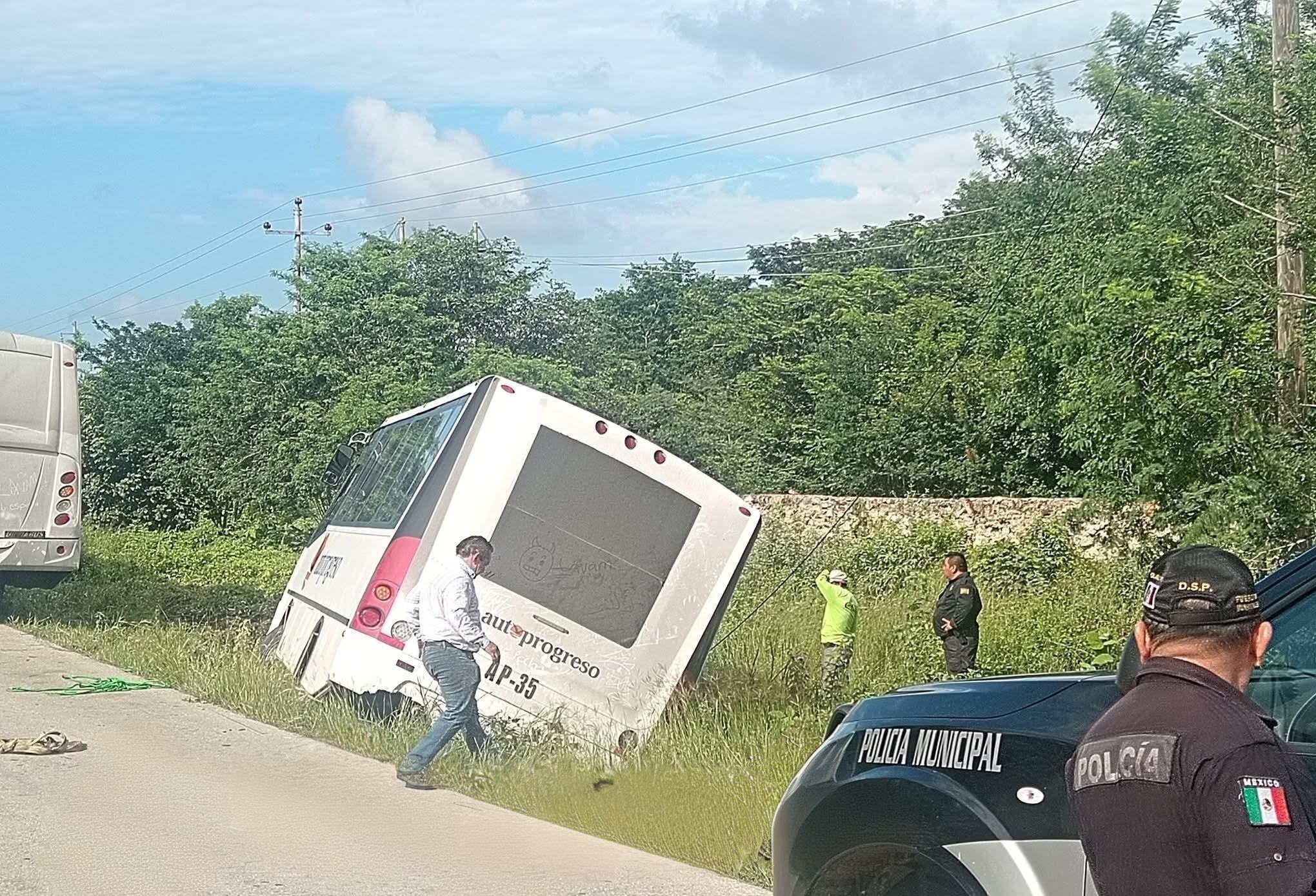 Un autobús de personal sale de la carreta en la vía Temax – Dzilam González