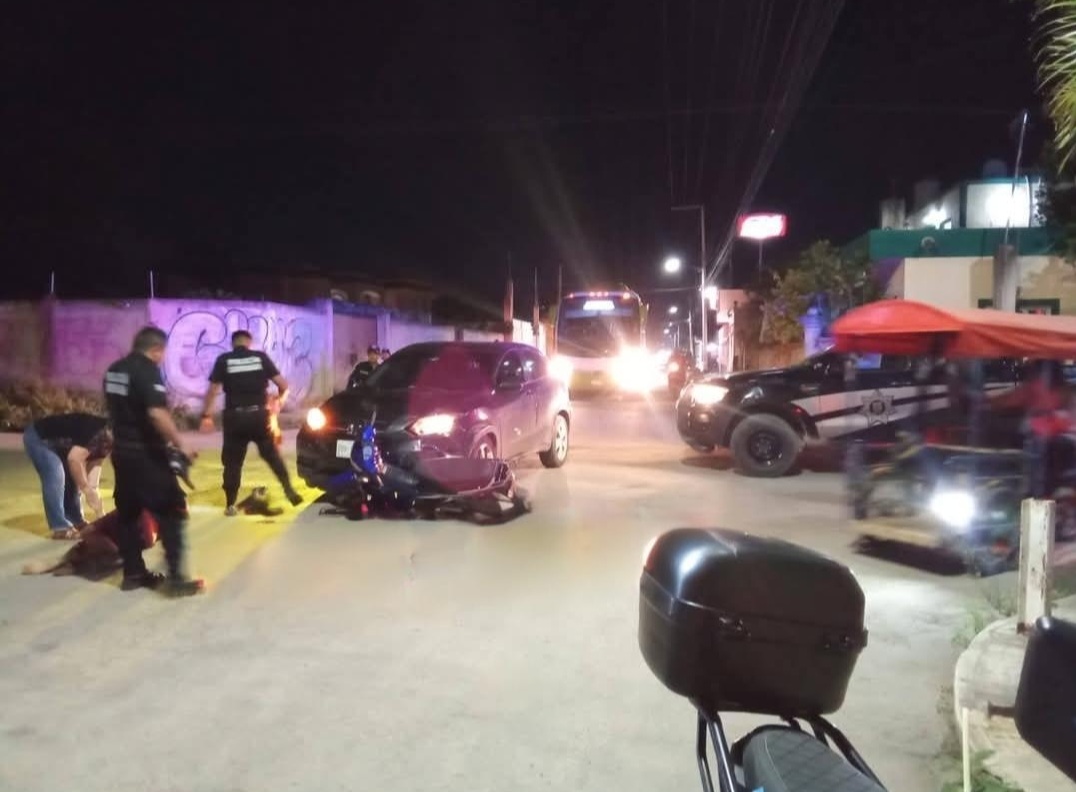 Par de motociclistas se vuelan un alto y chocan en calles de Ticul: Una resultó lesionada