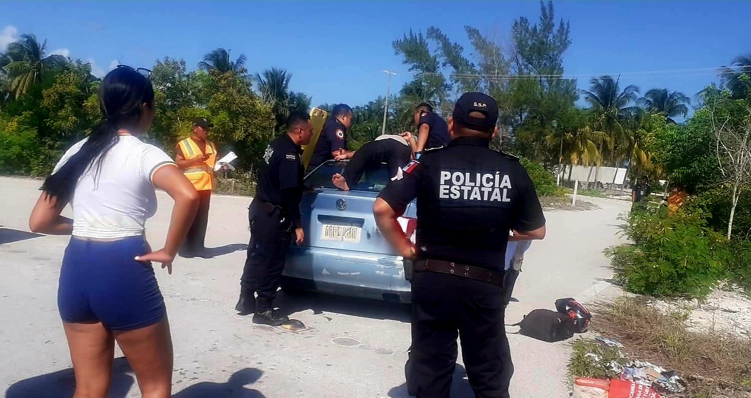 Descuidado conductor choca y lesiona a dos motociclistas en el entronque del puerto de abrigo de Telchac