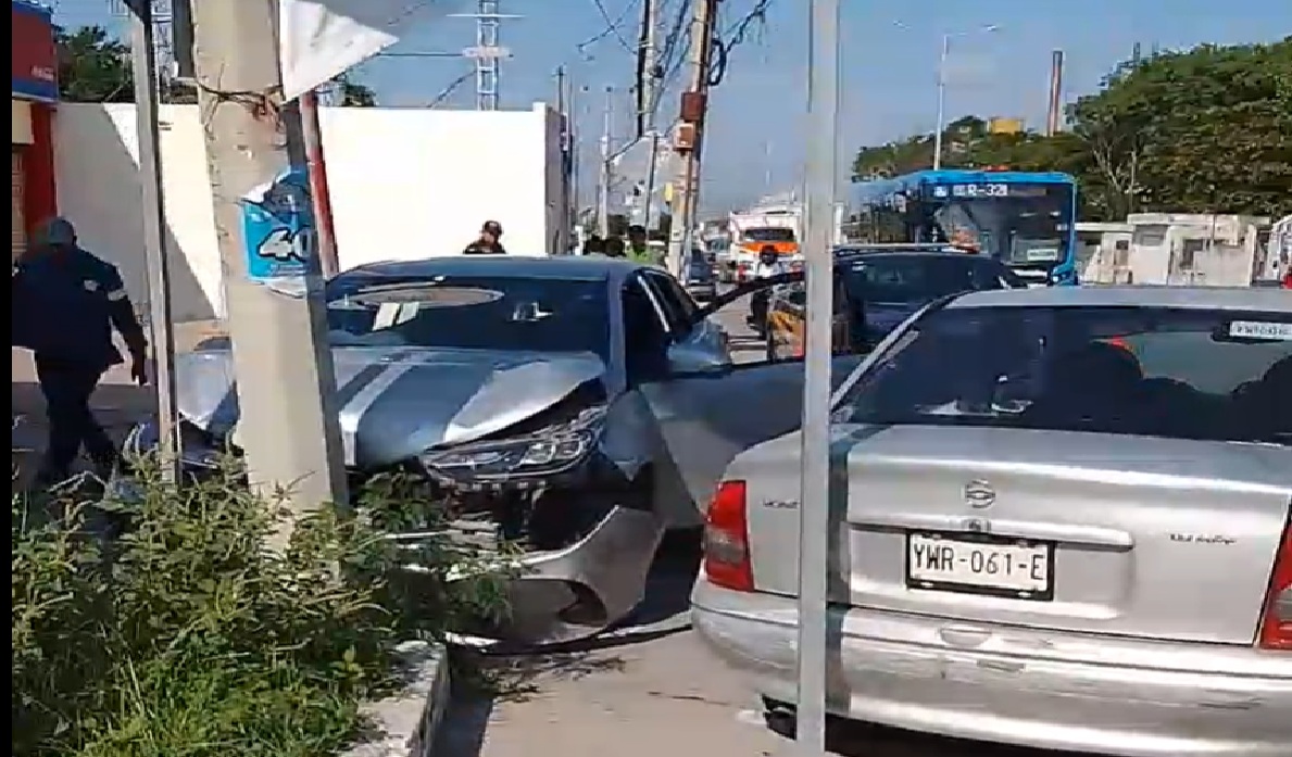 Acelerado conductor se sube a una banqueta, choca contra automóvil y un postre de la CFE en la avenida Quetzalcóatl.