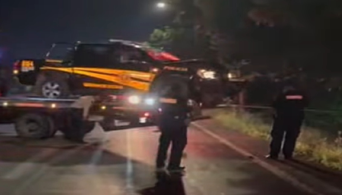 Policías de la SSP chocan una patrulla contra un árbol en el periférico de Mérida
