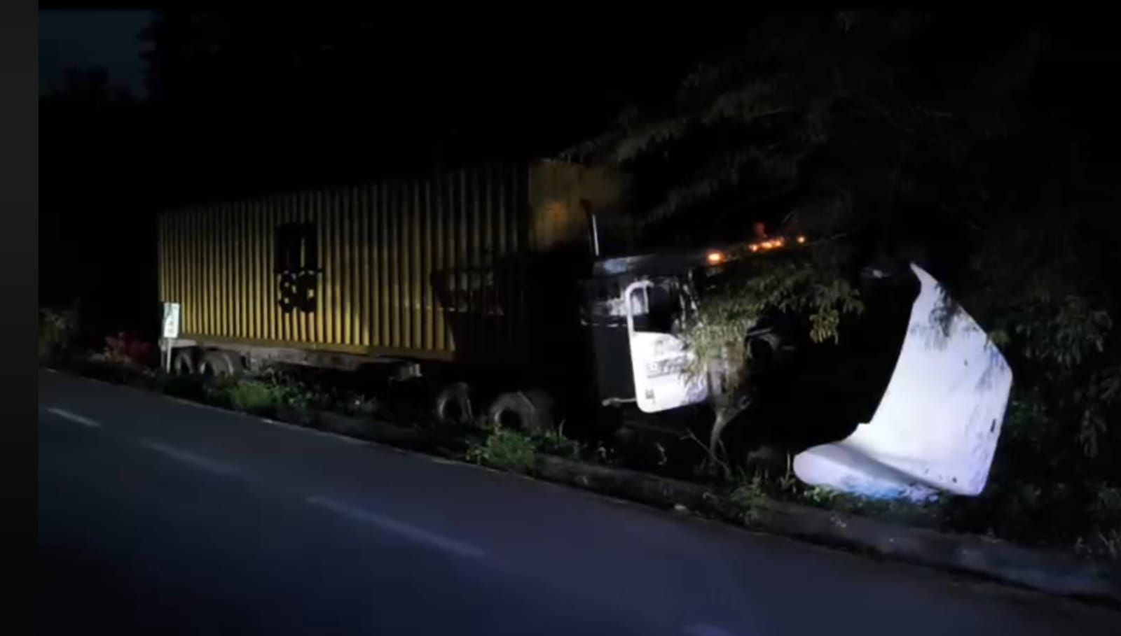 Un tráilero choca contra un árbol y muere en la vía Sucilá- Tizimín