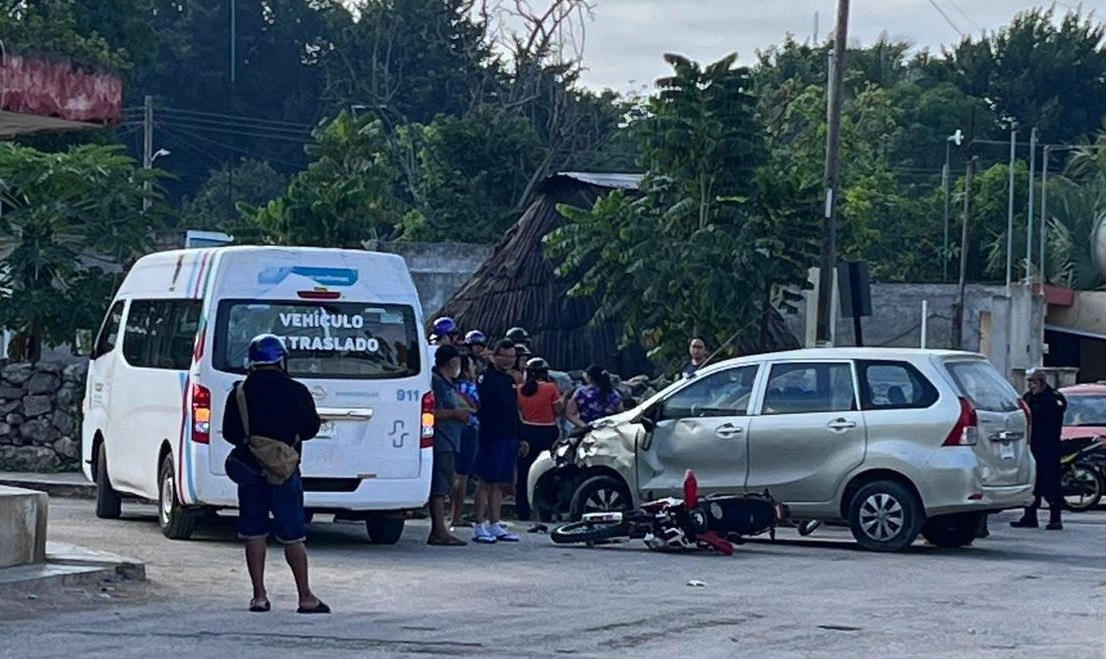 Un motociclista se vuela un alto y choca contra una Toyota en calles de Izamal