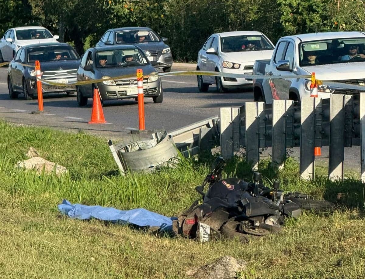 Un motociclista muere tras chocar contra un muro metálico en el Periférico de Mérida