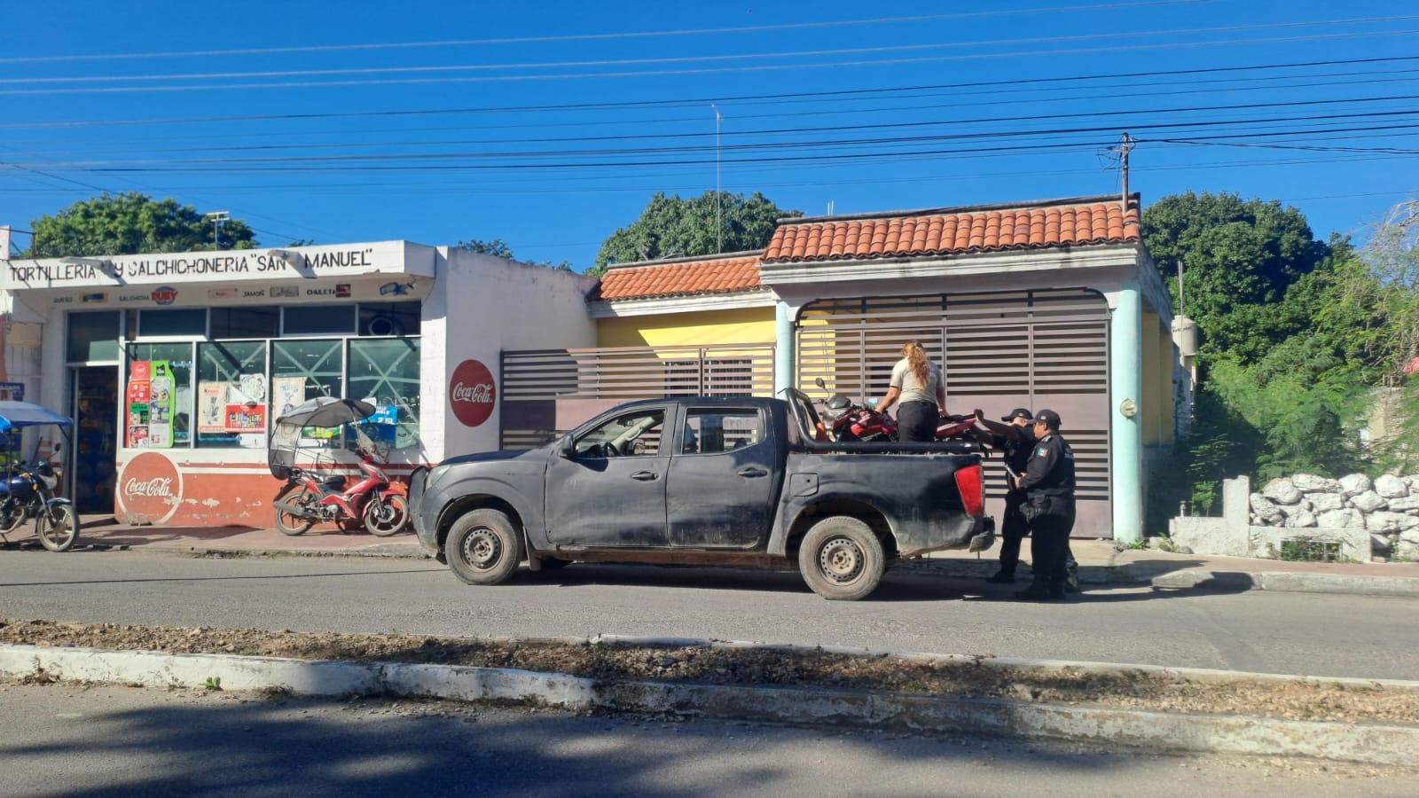 Un motociclista orilla y ralla una camioneta Tacoma, además pagara una buena multa a policías de Seyé