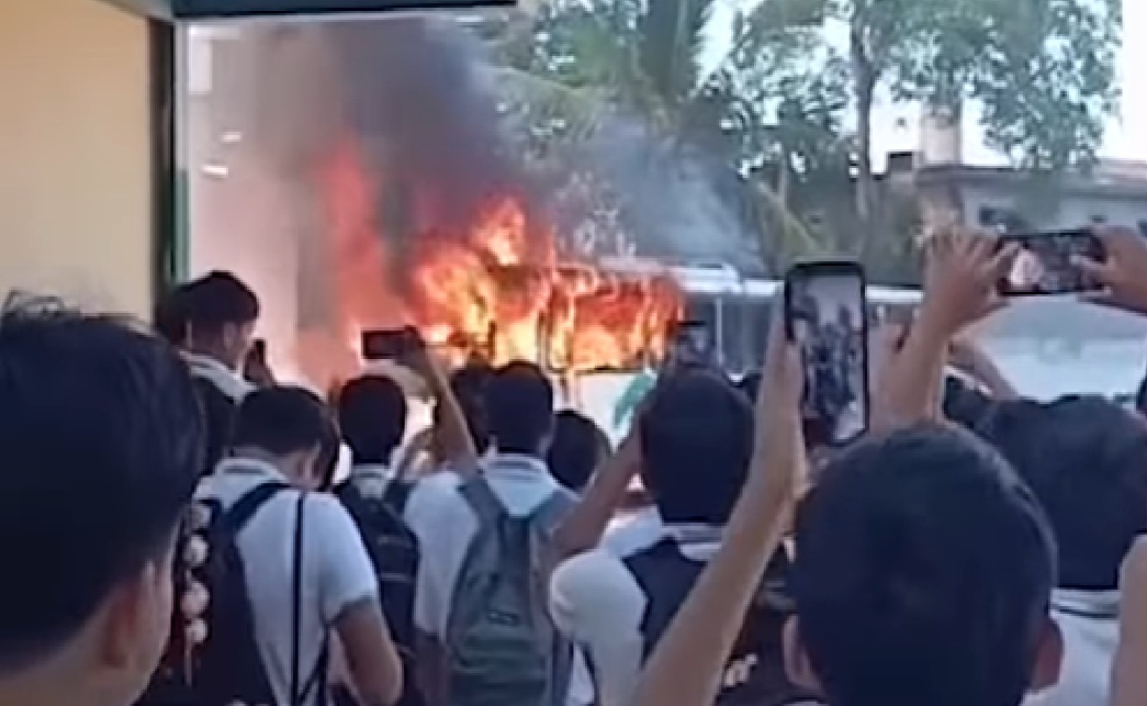 Alumnos de un Conalep de Villahermosa prenden fuego a un autobús: No les pagaron sus becas