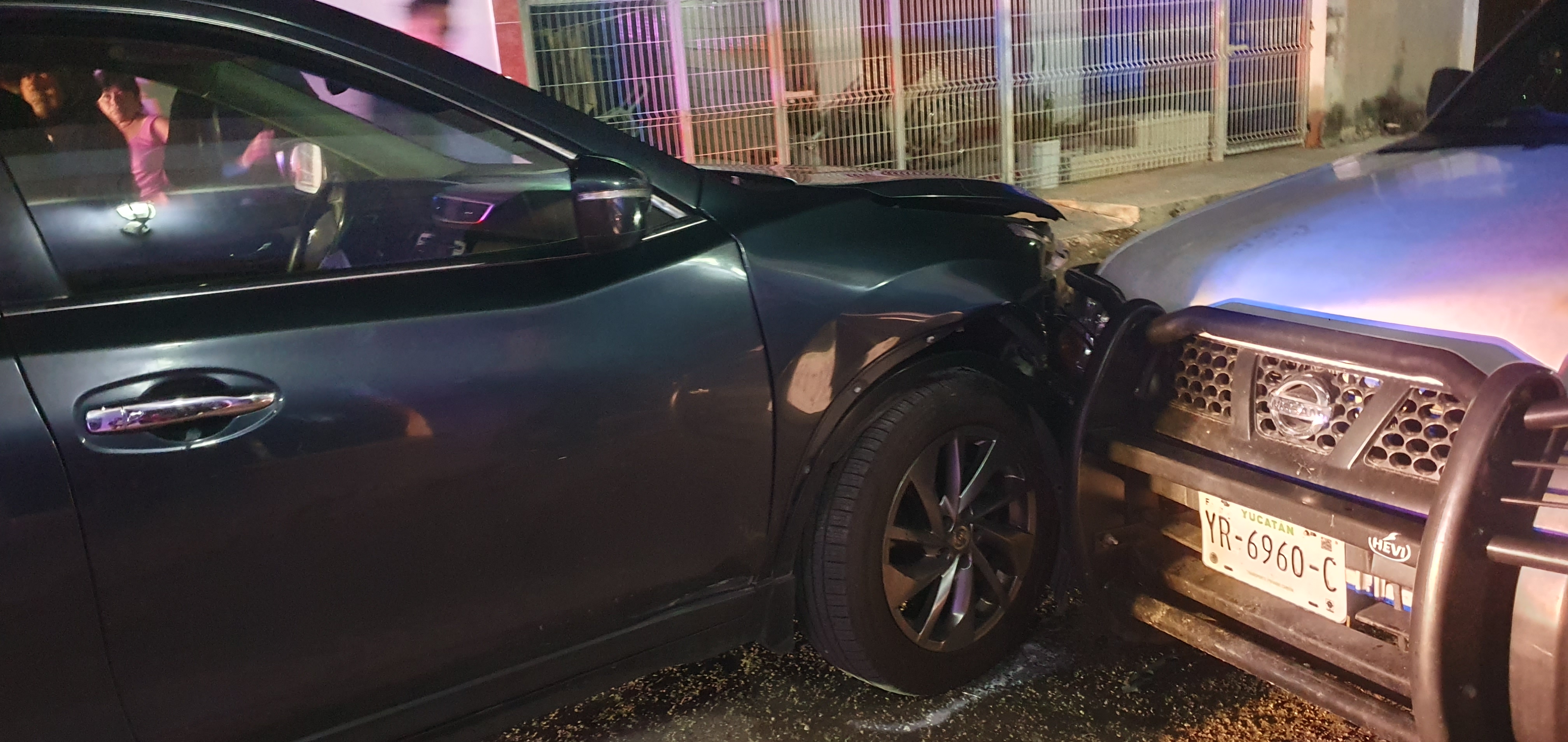 Un adolescente choca una Nissan X-Trail contra una camioneta estacionada en calles de Dzidzantún