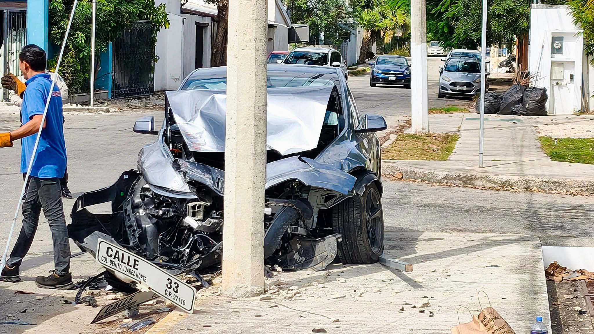 Un mecánico sale a probar un Tesla y lo chocan la colonia Benito Juárez al norte de Mérida