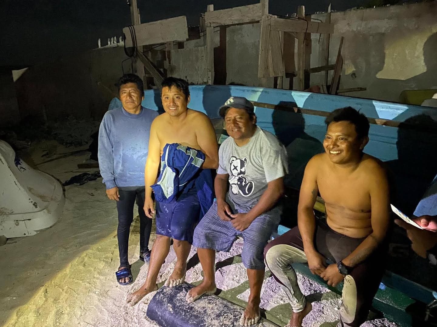 Marina y SSP rescatan a cuatro pescadores a la deriva frente a Chicxulub Puerto