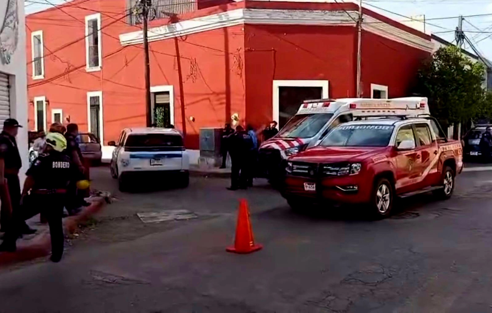 Acelerado conductor se vuela un alto y choca contra una camioneta de bomberos