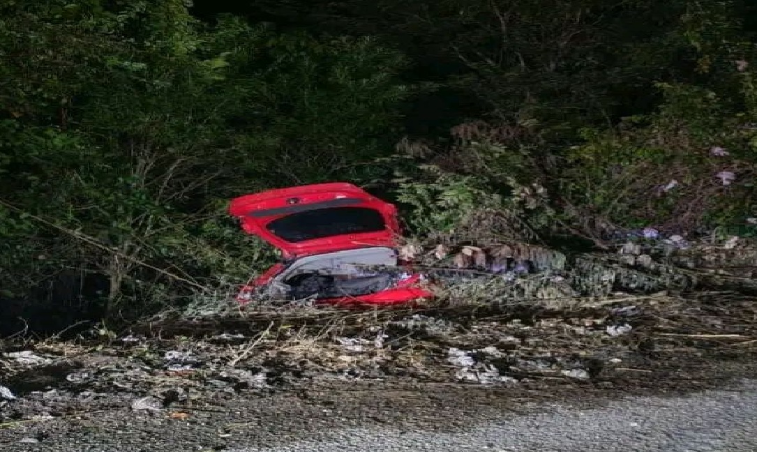 Un conductor abandona su vehículo después que volcó en la carretera que va a Tinum  