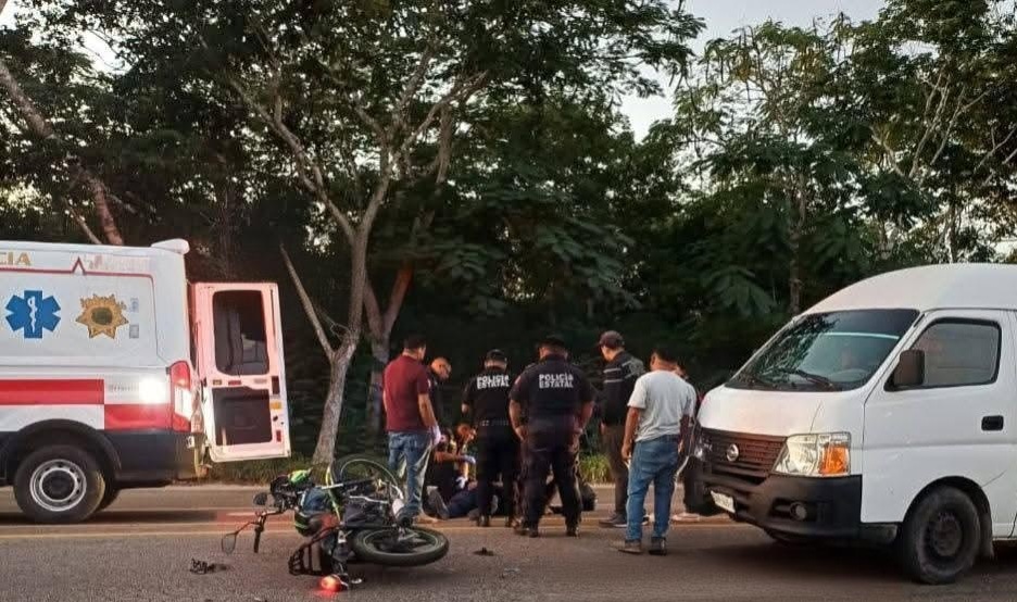 Empleado de Sabritas lo atropella una Urvan cuando circulaba en motocicleta en Valladolid