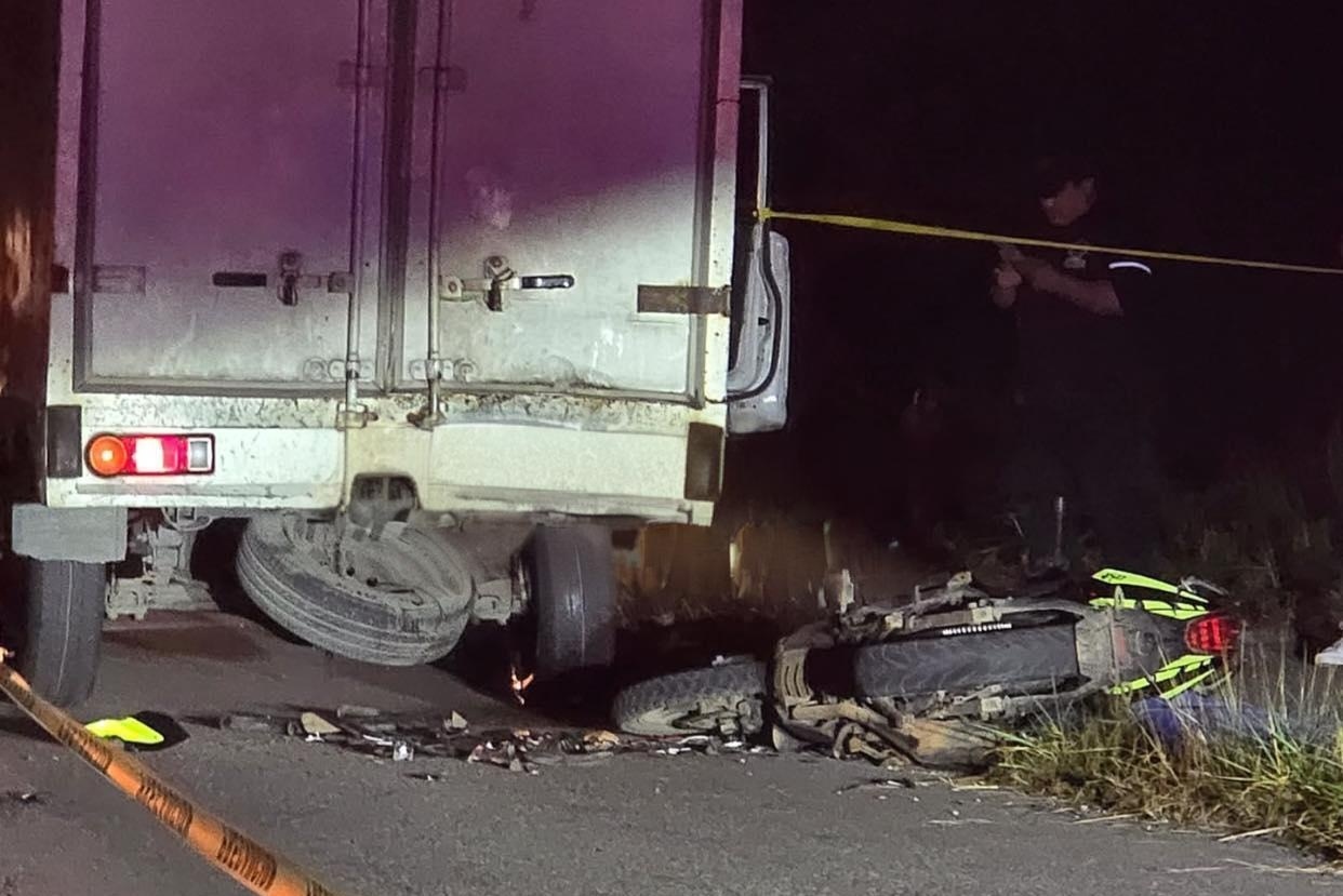 Un motociclista murió y otro quedó grave tras chocar contra un camión en la vía Kinchil- Samahil