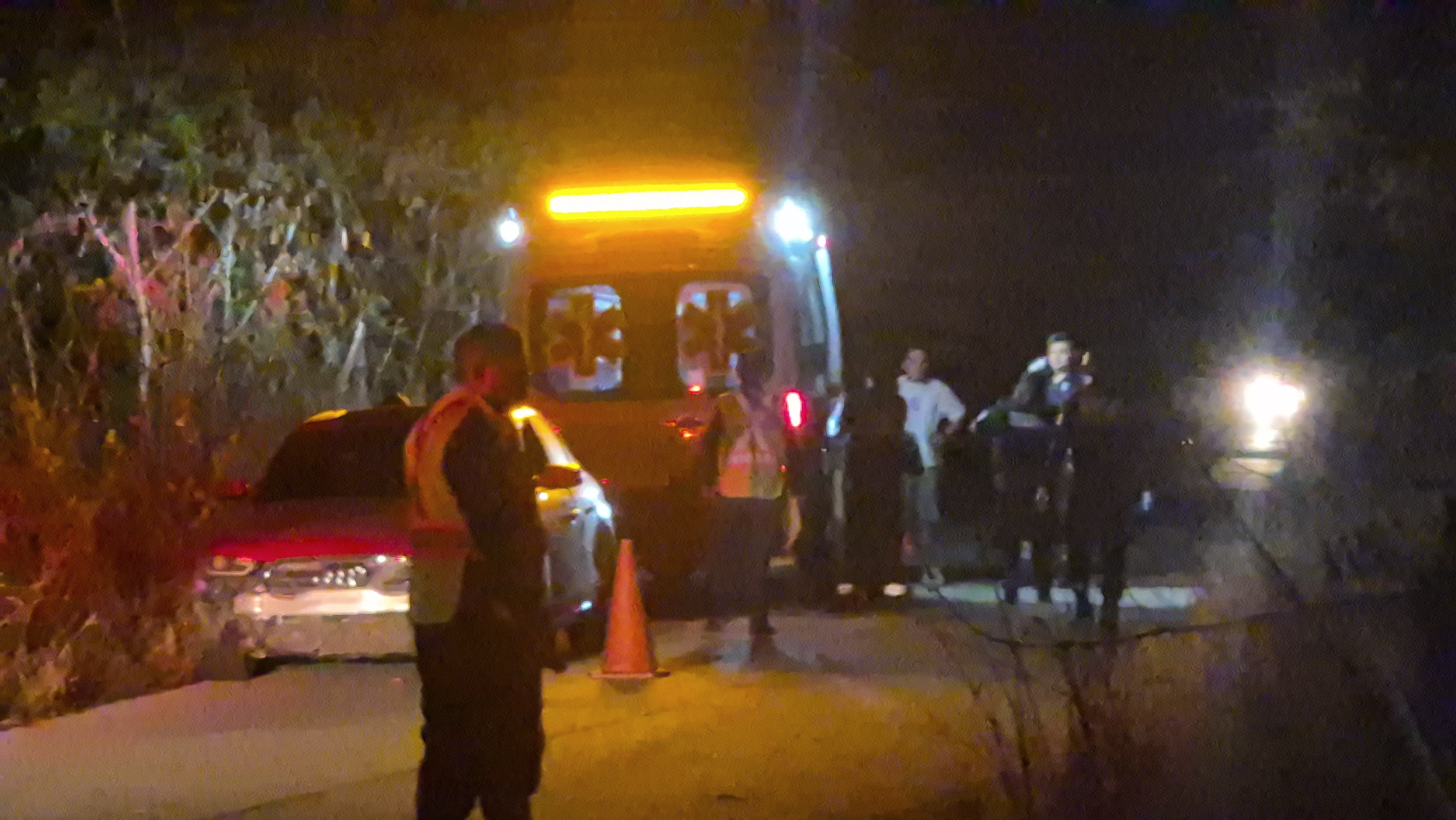 Una parejita sale de la carretera en un Audi en el tramo Dzidzantún- Santa Clara