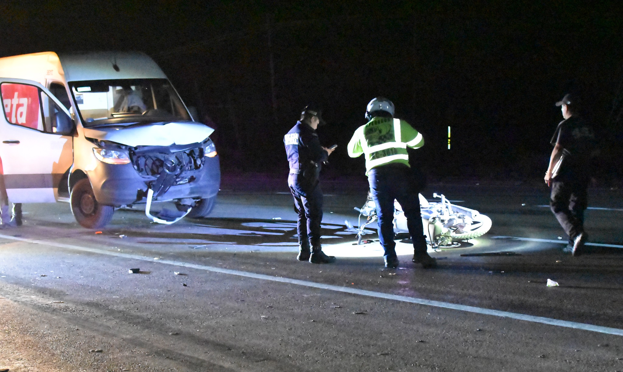 El chofer de un camión de Estafeta choca y lesiona a un motociclista en el entronque de Seyé