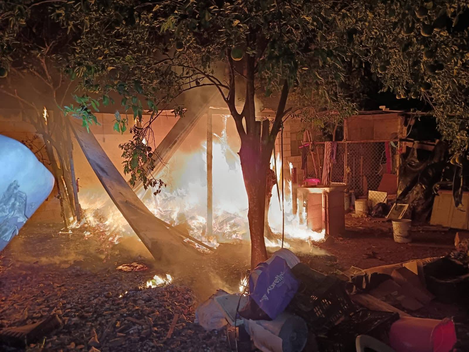 Por una veladora una familia perdió su casa: Se incendió en la colonia Melchor Ocampo