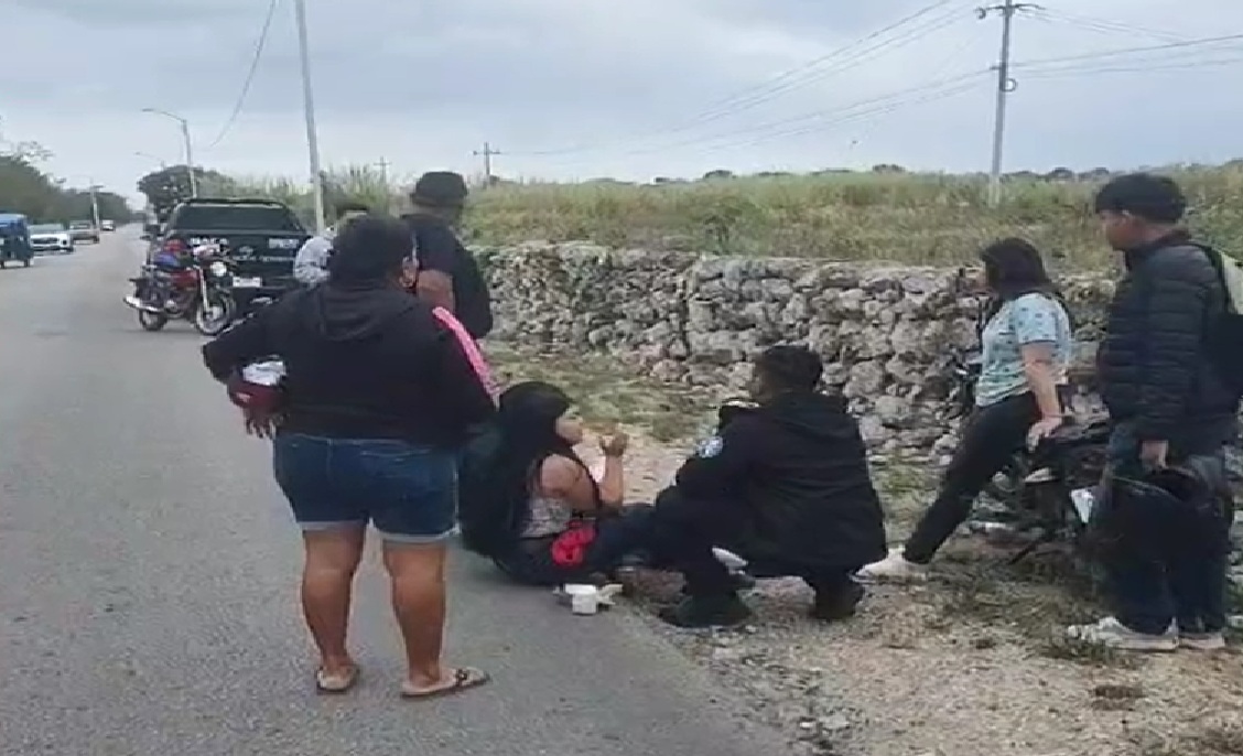 Dos jóvenes en moto chocan a un ciclista en la carretera Baca- Tixkuncheil