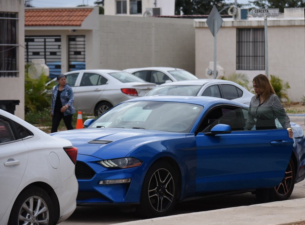 Una regidora de Mérida presume un auto Ford Mustang con un valor superior a un millón de pesos