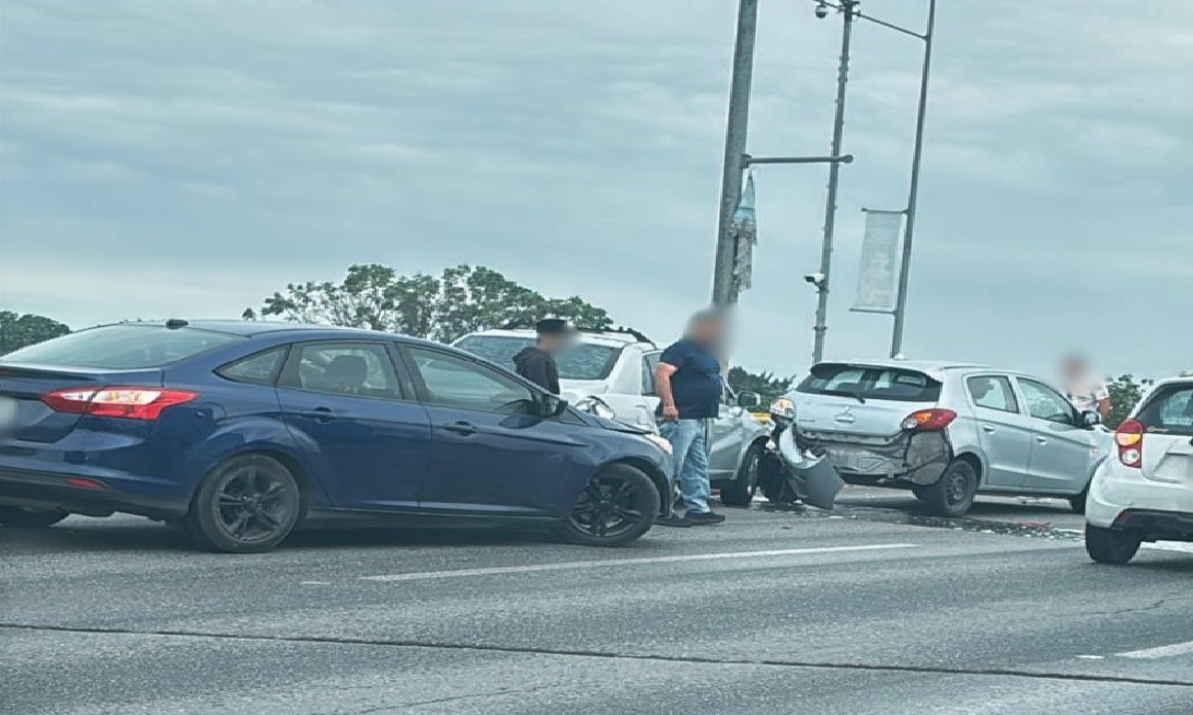El intenso tráfico y la carretera mojada causa una carambola en el puente de Kanasín