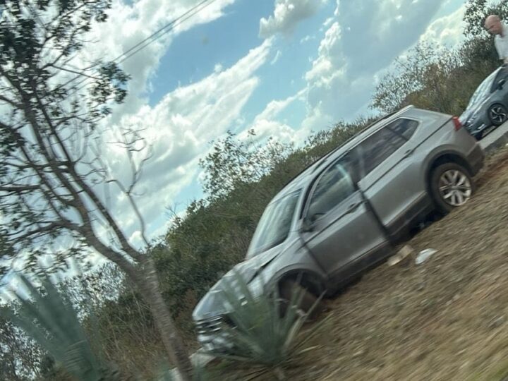 Un conductor pierde el control y choca su camioneta en el entronque de Nolo- Tixkokob
