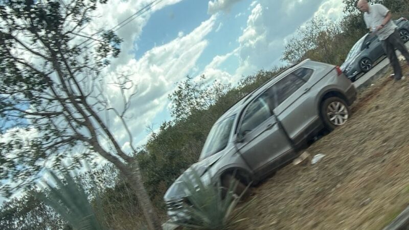 Un conductor pierde el control y choca su camioneta en el entronque de Nolo- Tixkokob