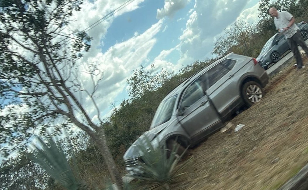 Un conductor pierde el control y choca su camioneta en el entronque de Nolo- Tixkokob