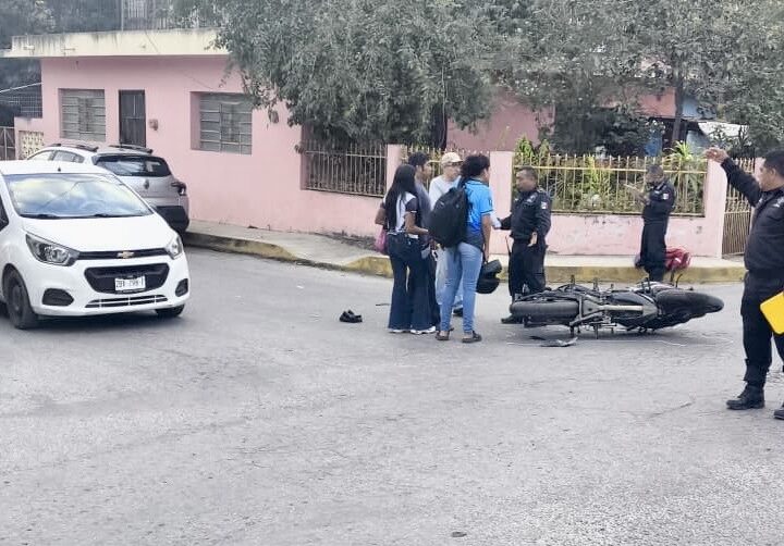 Conductor acelerado se vuela un alto y choca a dos motociclistas en Tizimín, en la Colonia Ocho Calles